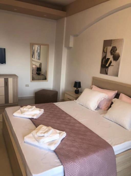 Cozy 1-Bedroom Flat, Beachside Durrës Eksteriør bilde